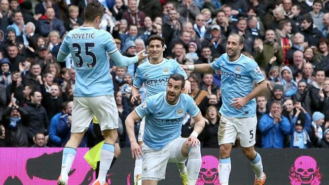 Manchester City goleó y quedó a un punto de Liverpool en la liga inglesa