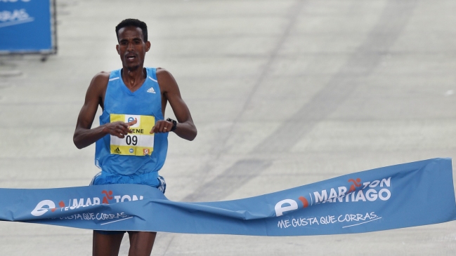 Africano Beraki Beyene ganó Maratón de Santiago