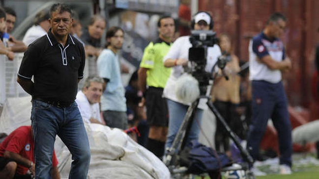 Estudiantes trepó a la cima en Argentina y ahondó la crisis de Argentinos Juniors