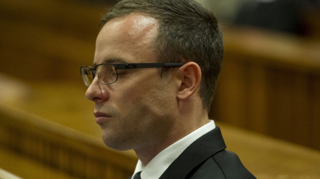 Pistorius se quita las prótesis y muestra al tribunal cómo camina sin ellas