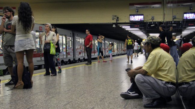 Problemas en puerta retrasaron frecuencia en Línea 1 de Metro de Santiago