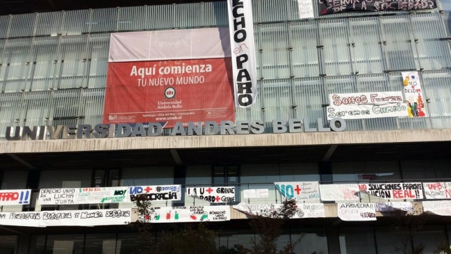 Alumnos de Derecho de la Universidad Andrés Bello mantienen paro