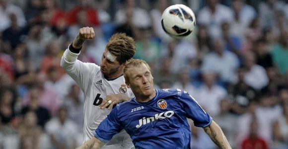 ¿Realmente cabecear un balón por años puede causar demencia?