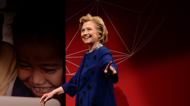 Policía liberó a la mujer que lanzó un zapato a Hillary Clinton