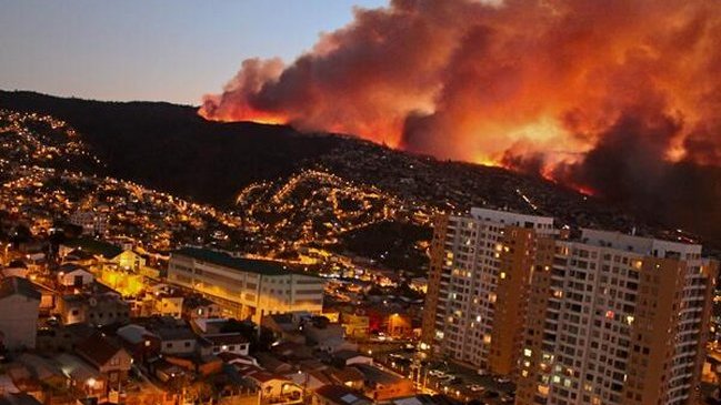 Alerta Roja por incendio forestal en sector La Pólvora de Valparaíso - Cooperativa.cl