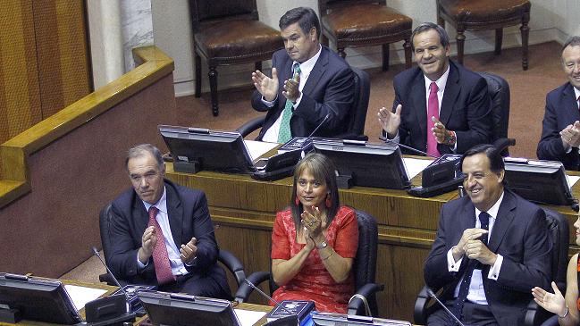 Van Rysselberghe y Ossandón proponen que transexuales no puedan casarse