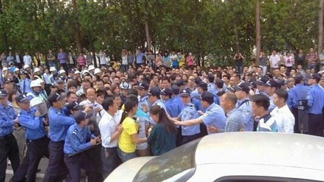 Masiva protesta detiene producción de mayor fabricante mundial de zapatillas