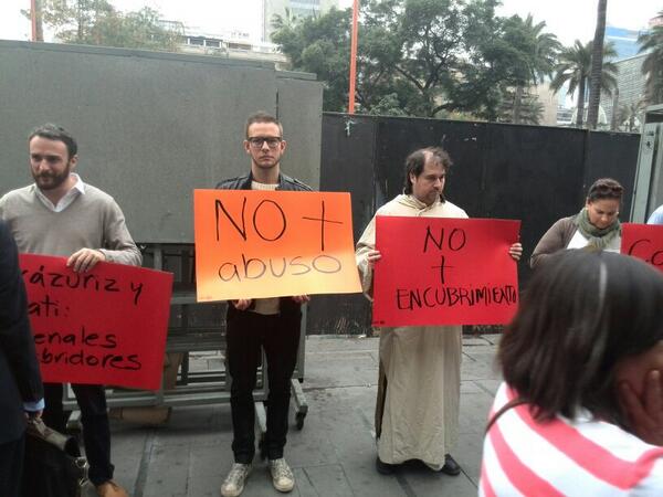 Diferentes agrupaciones realizan funa contra cardenales en la Catedral