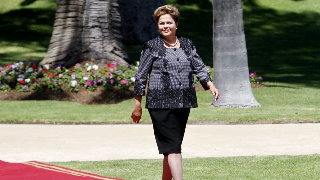 Rousseff bajó en sondeos, pero aún podría ganar elecciones en primera vuelta