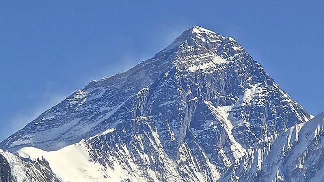 Al menos 12 sherpas mueren por alud en el Everest