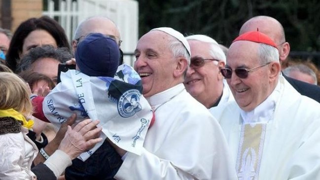 Papa Francisco regaló huevos de pascua a niños de un hospital