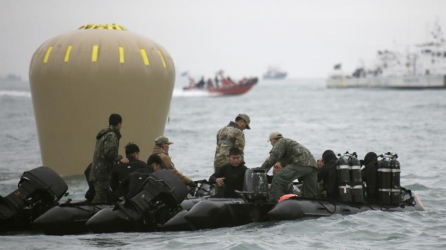 Recuperan primeros cuerpos desde barco surcoreano hundido