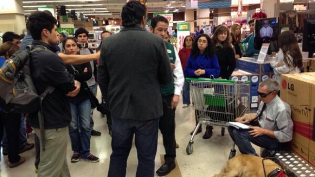 Polémica entre supermercado y persona parcialmente ciega dividió las redes sociales