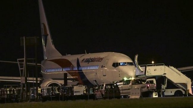 Joven viajó cinco horas escondido en el tren de aterrizaje de un avión