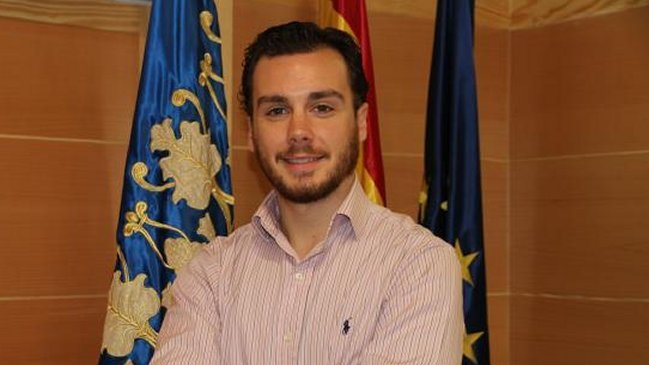 Político español renunció tras publicación de fotografía con supuesta raya de cocaína