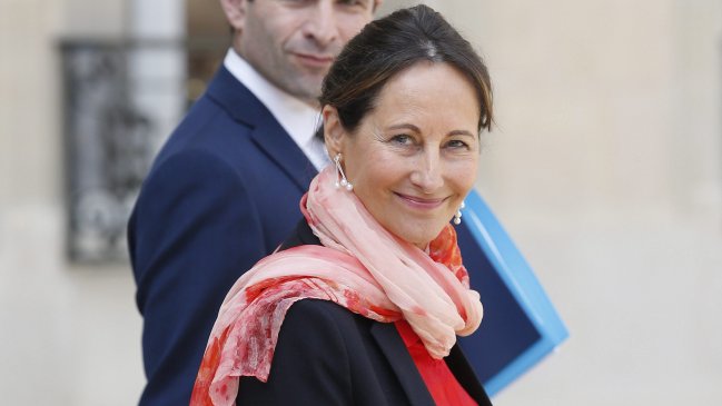 Ministra francesa desmintió prohibición de escotes