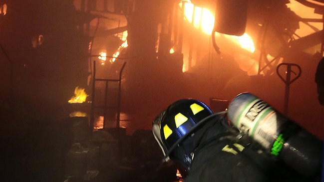 Incendio destruyó fábrica y seis casas en Pedro Aguirre Cerda