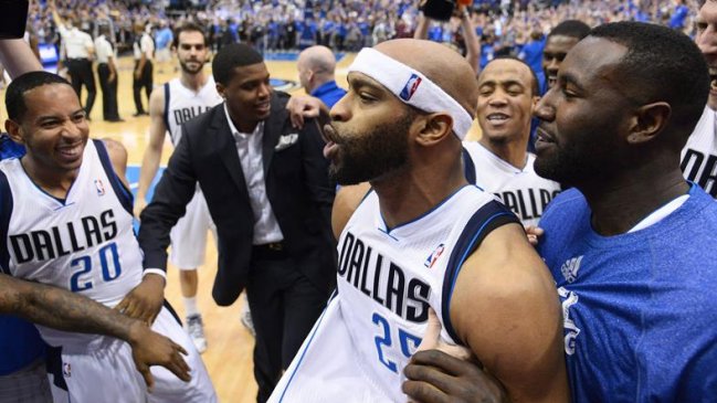 Vince Carter le dio el triunfo en el final a Dallas sobre San Antonio