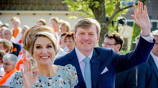 Alcalde holandés le tocó el trasero a la reina