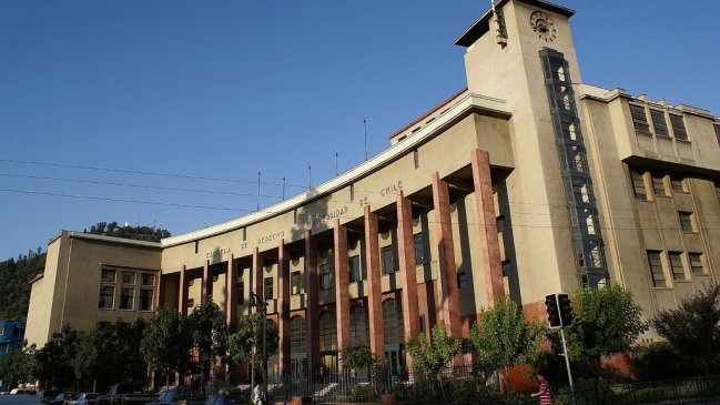 Pese a rechazo de rector, Escuela de Derecho de U. de Chile fue nombrada Monumento Nacional