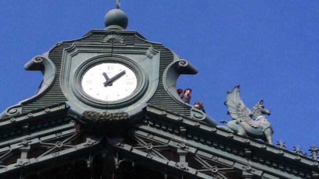 Cuatro personas protestan en techo de Estación Central