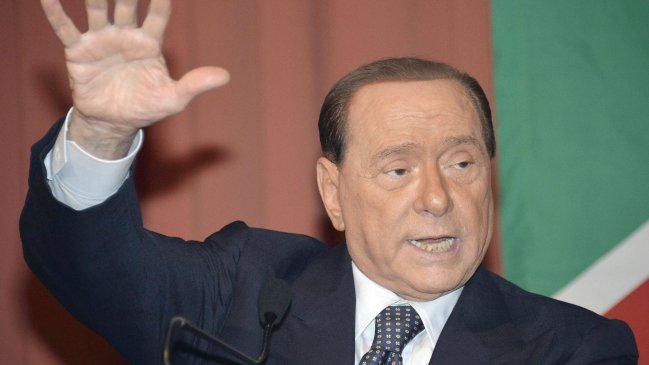 Berlusconi intensifica su campaña electoral mientras cumple su condena