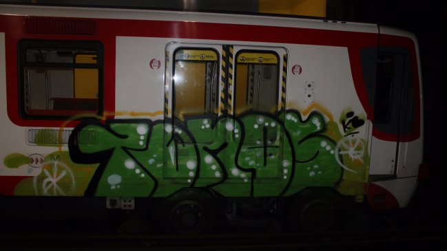 Carabineros detuvo a dos menores que realizaron rayados en vagón de metro