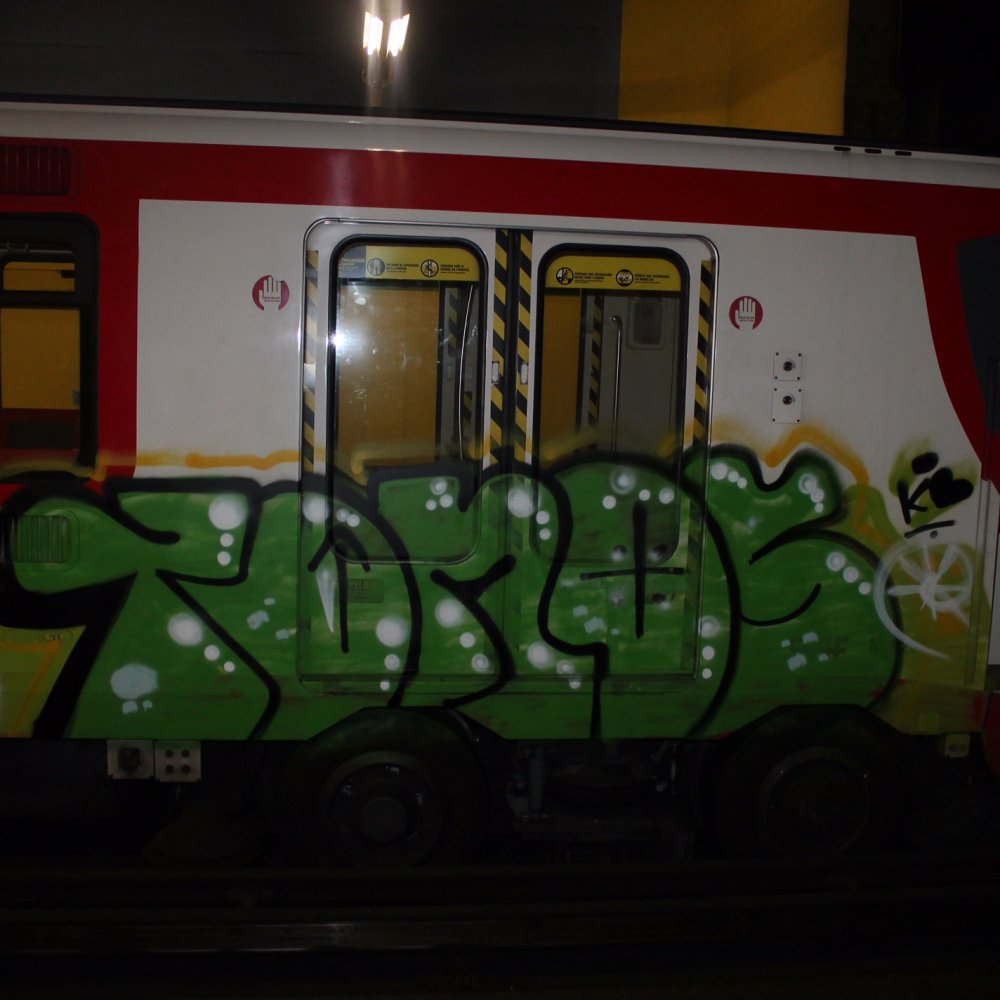 Carabineros detuvo a dos menores que realizaron rayados en vagón de metro