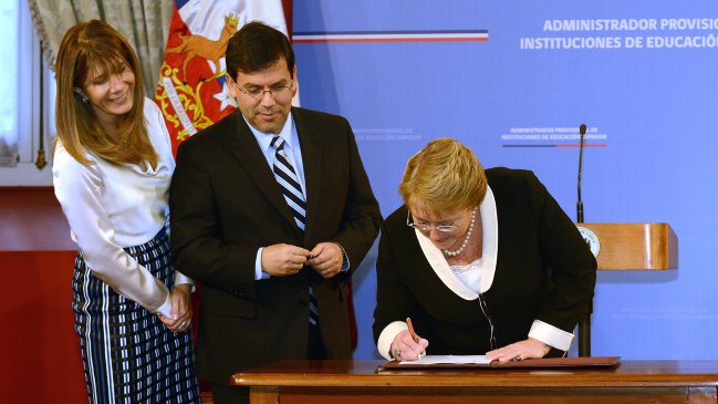 Presidenta firmó proyecto que crea el interventor educacional para planteles en crisis
