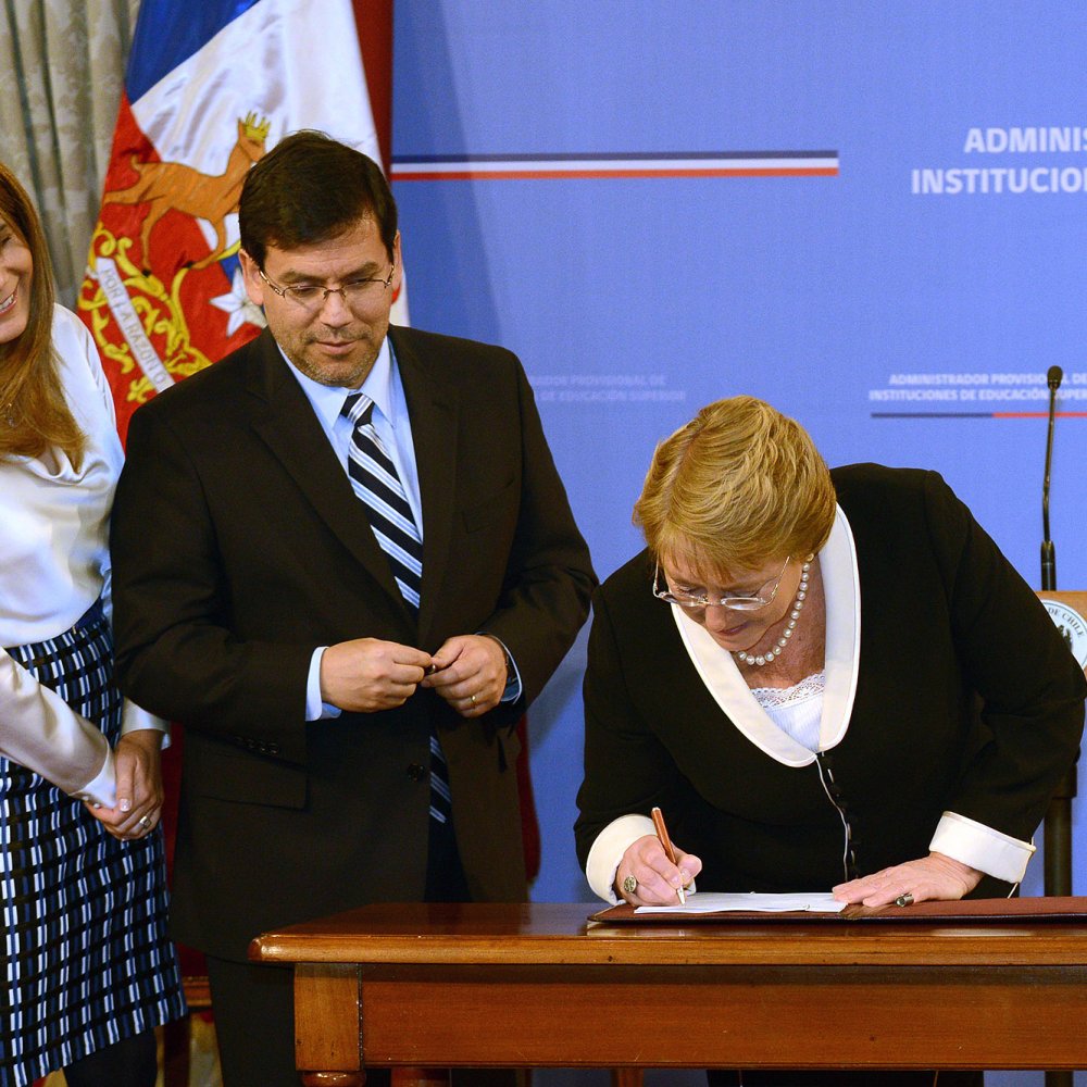 Presidenta firmó proyecto que crea el interventor educacional para planteles en crisis