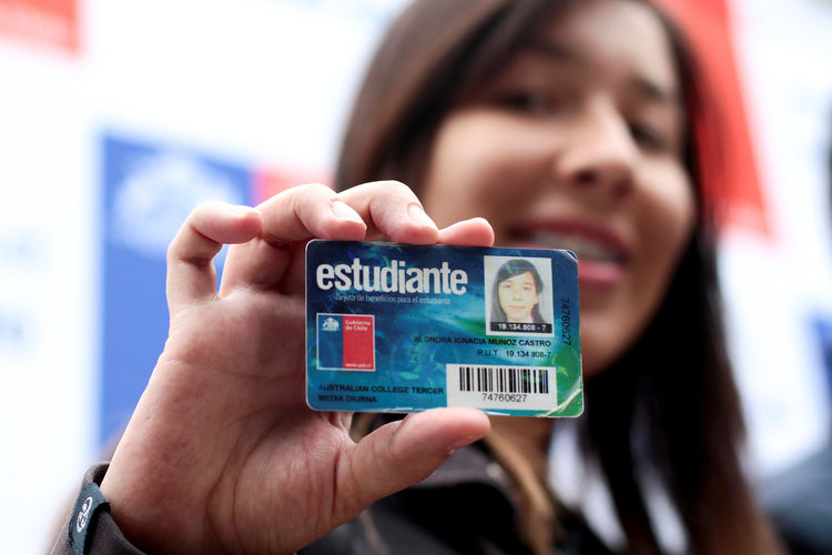 Metro de Santiago habilitó 85 puntos para revalidar Tarjeta Nacional Estudiantil