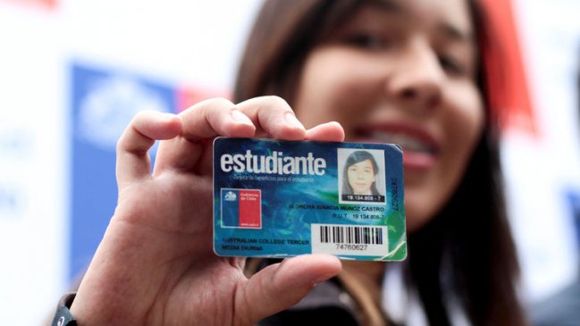 Metro de Santiago habilitó 85 puntos para revalidar Tarjeta Nacional Estudiantil