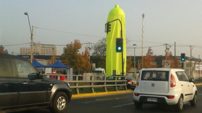 Instalan condón de 12 metros para campaña contra el VIH en La Florida