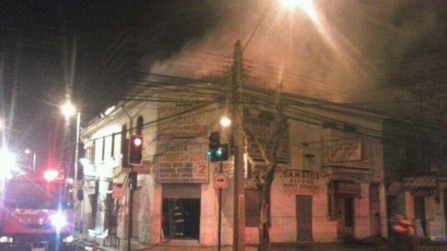 Incendio afectó a nueve locales comerciales en pleno centro de Viña del Mar