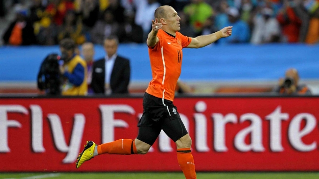 Arjen Robben y Robin Van Persie encabezan la prenómina de Holanda
