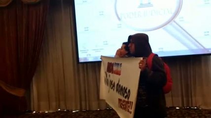 Roxana Miranda fue detenida tras irrumpir en acto judicial