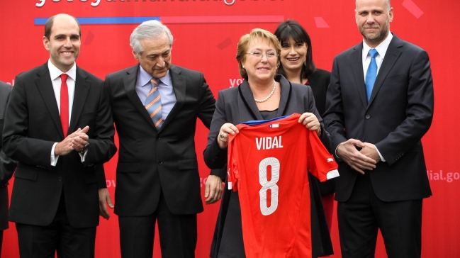 Vidal agradeció a Presidenta por usar su camiseta en campaña mundialera