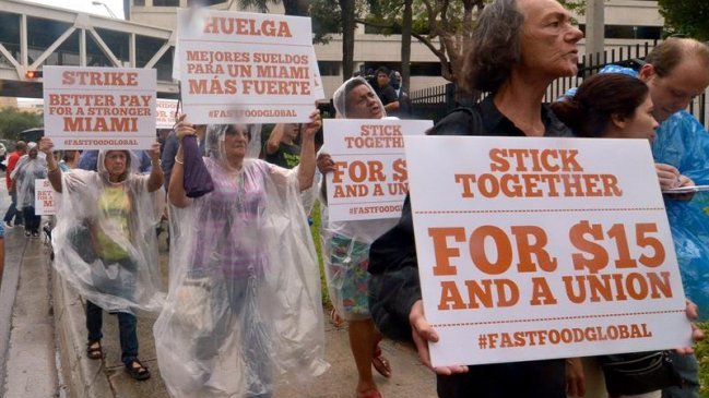 EE.UU.: Trabajadores de comida rápida protestaron para exigir mejor salario