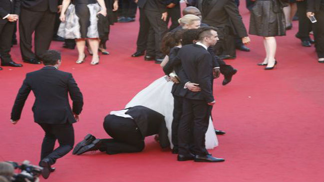 Hombre se metió bajo el vestido de 