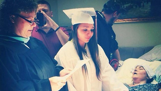 Adolescente se graduó al lado de la cama de su madre moribunda
