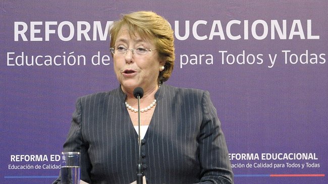 Michelle Bachelet firmó los proyectos clave de su reforma educacional