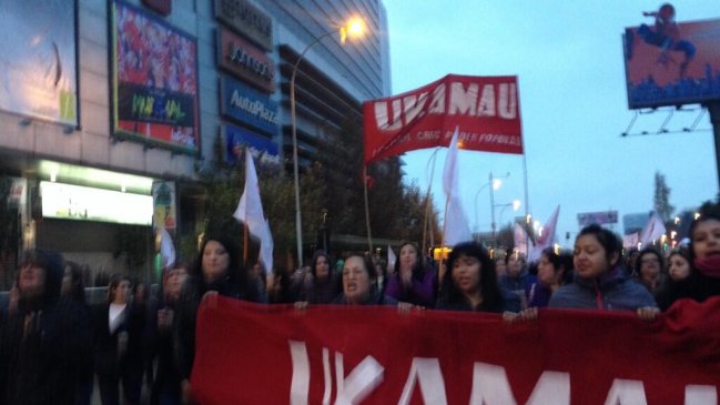 Deudores habitacionales marchan por la Alameda hacia el oriente