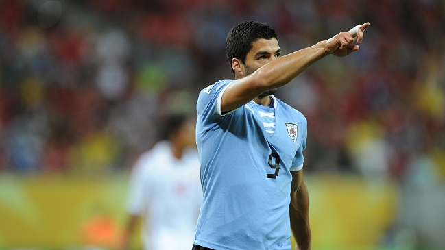 Luis Suárez fue operado exitosamente de su rodilla izquierda y apunta al Mundial de Brasil