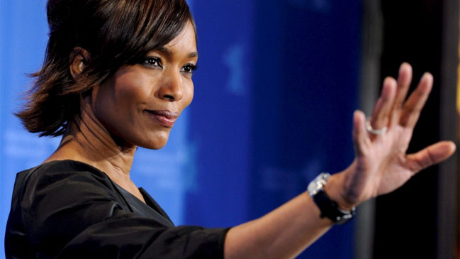 Angela Bassett dirigirá una película biográfica sobre Whitney Houston