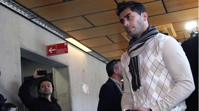 Johnny Herrera quedó con firma mensual y está disponible para ir al Mundial de Brasil 2014