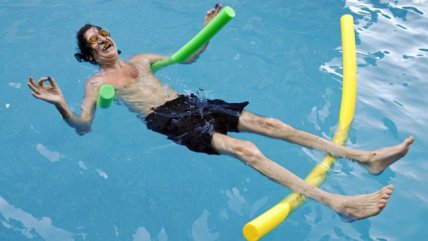   Íntima exposición repasa 17 años del rockero argentino Charly García 