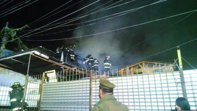 Incendio destruyó una vivienda en Peñalolén