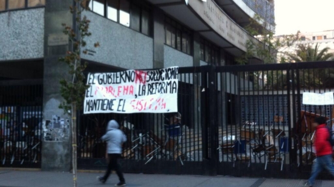 Rector del Instituto Nacional descartó desalojo tras retoma del recinto