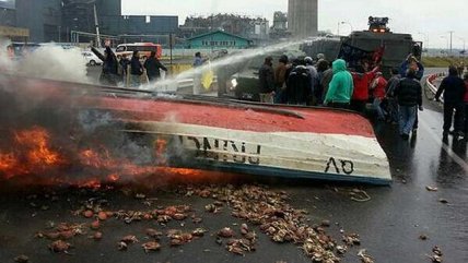  Pescadores de Horcón lanzaron jaibas a Carabineros  