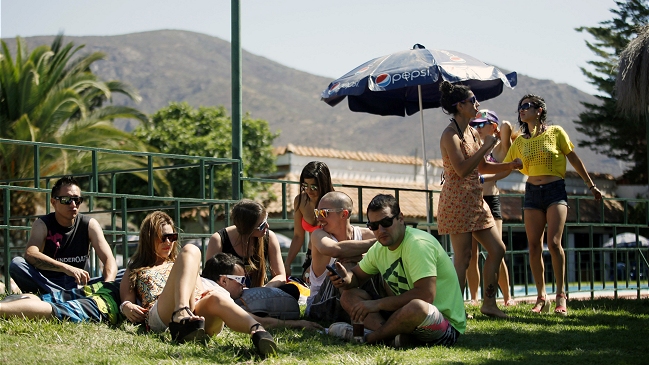 Jóvenes chilenos de hoy son menos creyentes, más tolerantes y priorizan el éxito